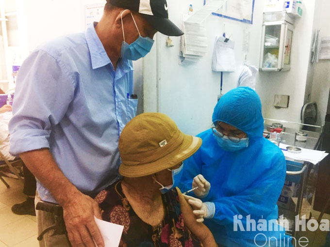 Tiêm vắc xin cho người lớn tuổi tại CDC Khánh Hòa