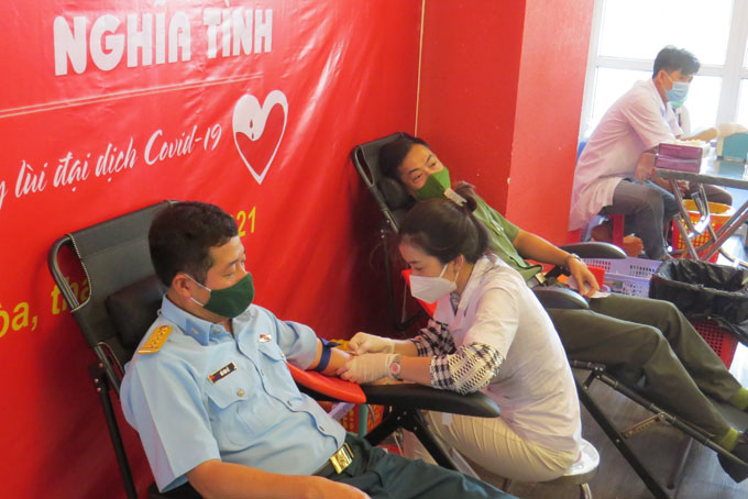 Cán bộ, chiến sĩ Đoàn An điều dưỡng 20 Nha Trang tham gia hiến máu tình nguyện