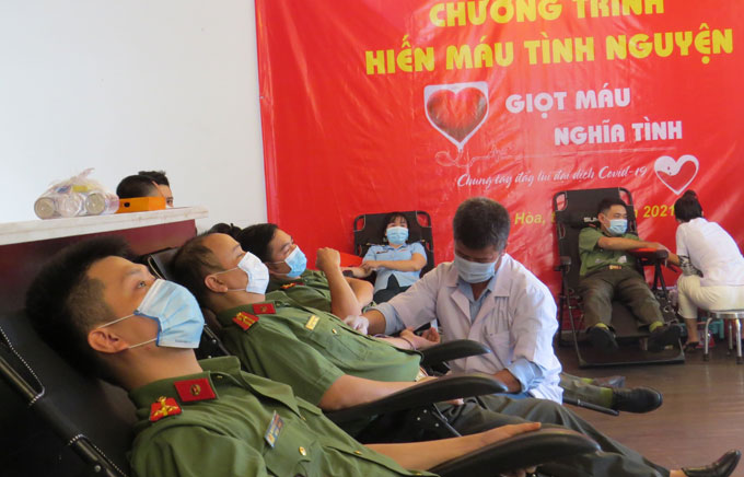 Cán bộ, chiến sỹ  Công an cửa khẩu Cảng Hàng không Quốc tế Cam Ranh tham gia hiến máu tình nguyện
