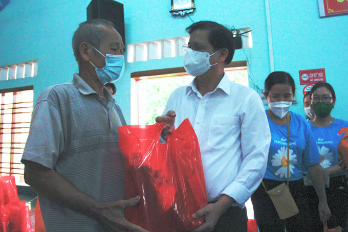 Ông Nguyễn Tấn Tuân tặng quà cho người dân xã Ninh Quang.
