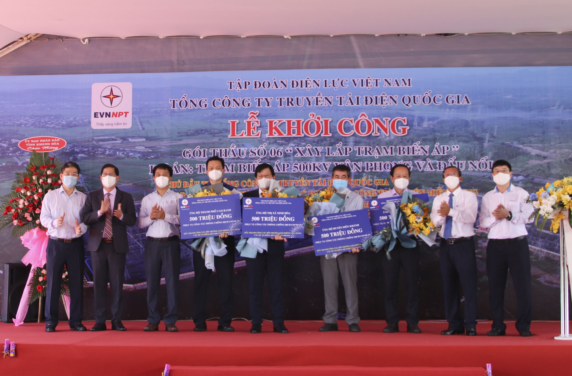 EVNNPT tặng 2 tỷ đồng cho các địa phương: Ninh Hòa, Cam Lâm, Cam Ranh và Diên Khánh.