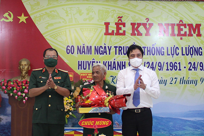 Thiếu tướng Cao Phi Hùng và đồng chí Nguyễn Khắc Toàn tặng quà cho anh hùng lực lượng vũ trang nhân dân Bo Bo Tới