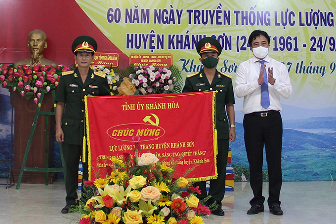 Ông Nguyễn Khắc Toàn trao bức trướng của Tỉnh ủy cho LLVT huyện Khánh Sơn