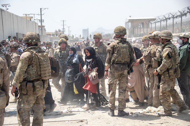 Binh sỹ Anh và binh sỹ Mỹ gác tại sân bay Kabul, Afghanistan. (Ảnh: AFP/TTXVN)