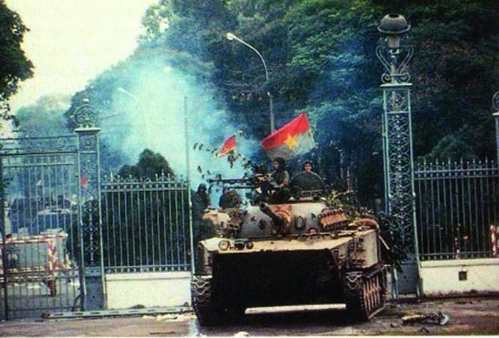 Xe tăng 390 húc đổ cổng chính Dinh Độc Lập vào ngày 30/4/1975. Ảnh: Tư liệu