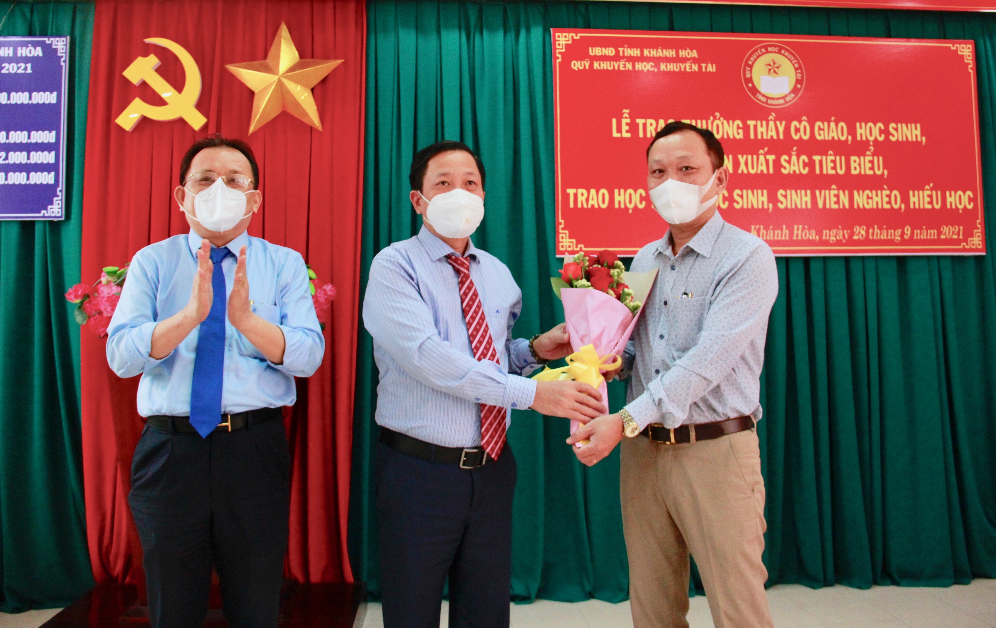 Trao thưởng, học bổng cho 291 học sinh, sinh viên, giáo viên