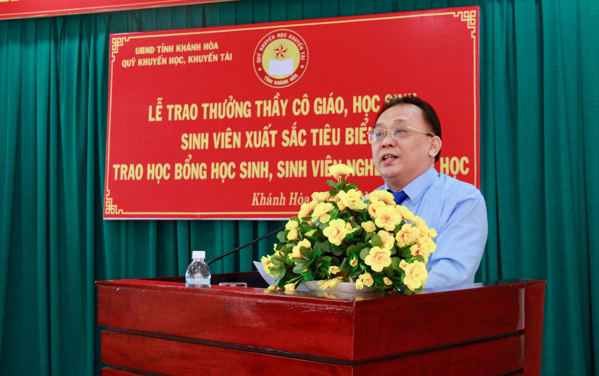Ông Lê Hữu Hoàng phát biểu tại buổi trao thưởng, học bổng.