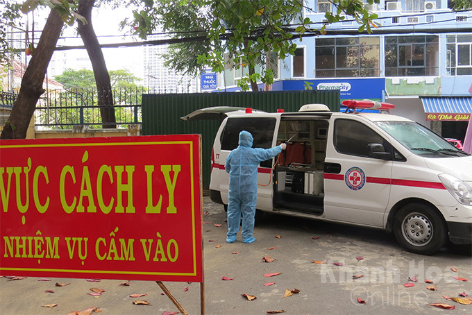 Đưa bệnh nhân về khu cách ly tạm thời tại Bệnh viện Đa khoa tỉnh Khánh Hòa
