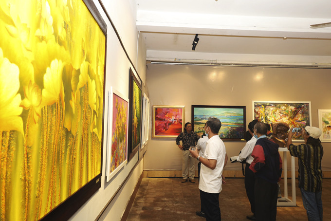 Triển lãm mỹ thuật hàng năm là nơi tụ hội hiếm hoi của các họa sĩ Khánh Hòa