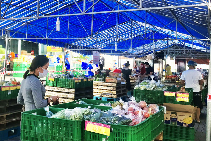 Người dân mua hàng tại điểm bán hàng phía trước  Siêu thị Co.opmart Nha Trang. 