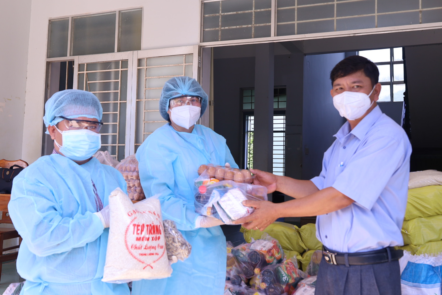 Nhóm Steam Nha Trang tặng quà hỗ trợ người dân khó khăn xã Khánh Thành