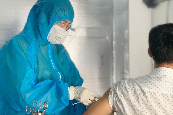 Người dân liên hệ thôn, tổ dân phố đăng ký nhu cầu tiêm vắc xin phòng Covid-19 mũi 1