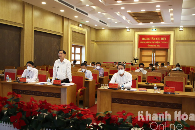 Chủ tịch UBND tỉnh Nguyễn Tấn Tuân phát biểu tại cuộc họp.