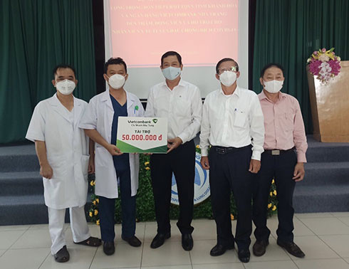 Đại diện các đơn vị trao hỗ trợ cho Bệnh viện Lao và Bệnh phổi tỉnh