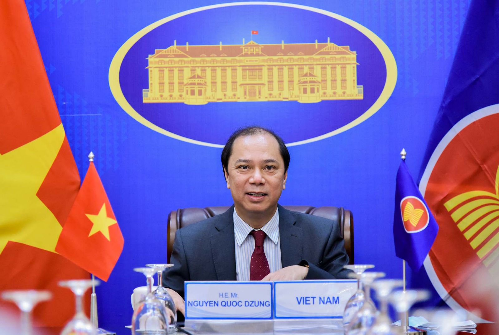 Thứ trưởng Bộ Ngoại giao Nguyễn Quốc Dũng, Trưởng SOM ASEAN Việt Nam dẫn đầu đoàn Việt Nam tham dự cuộc họp.