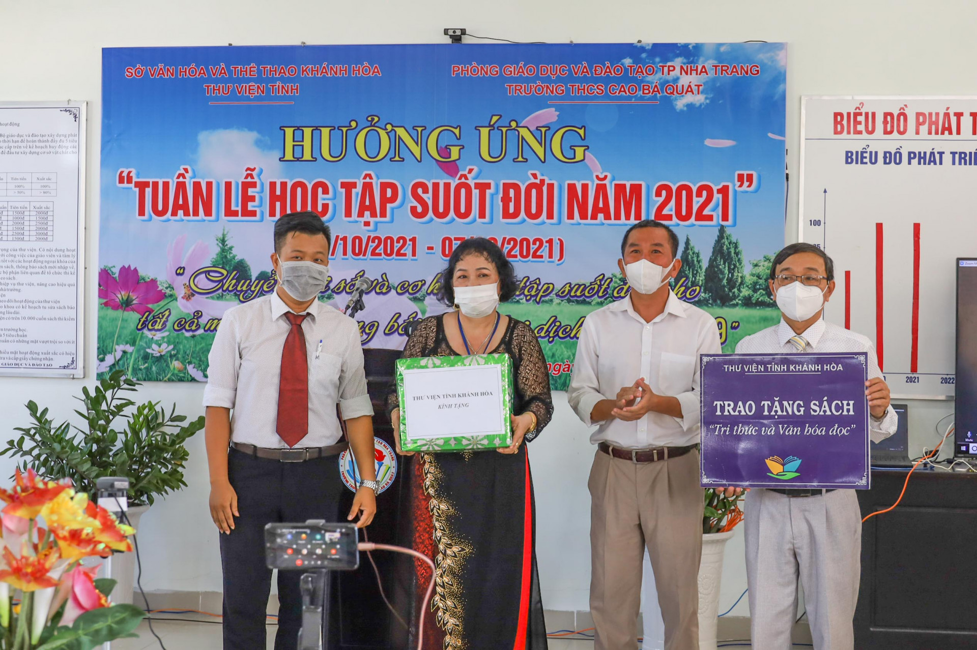 Lãnh đạo Thư viện tỉnh Khánh Hòa trao tặng sách cho Trường THCS Cao Bá Quát. 