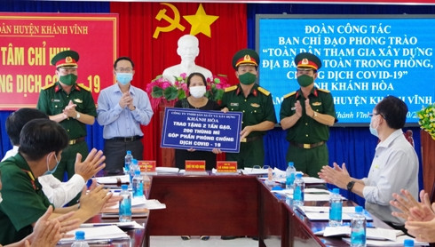 Đoàn công tác trao tượng trưng số quà tặng cho UBMTTQ Việt Nam huyện Khánh Vĩnh để hỗ trợ người dân gặp khó khăn.