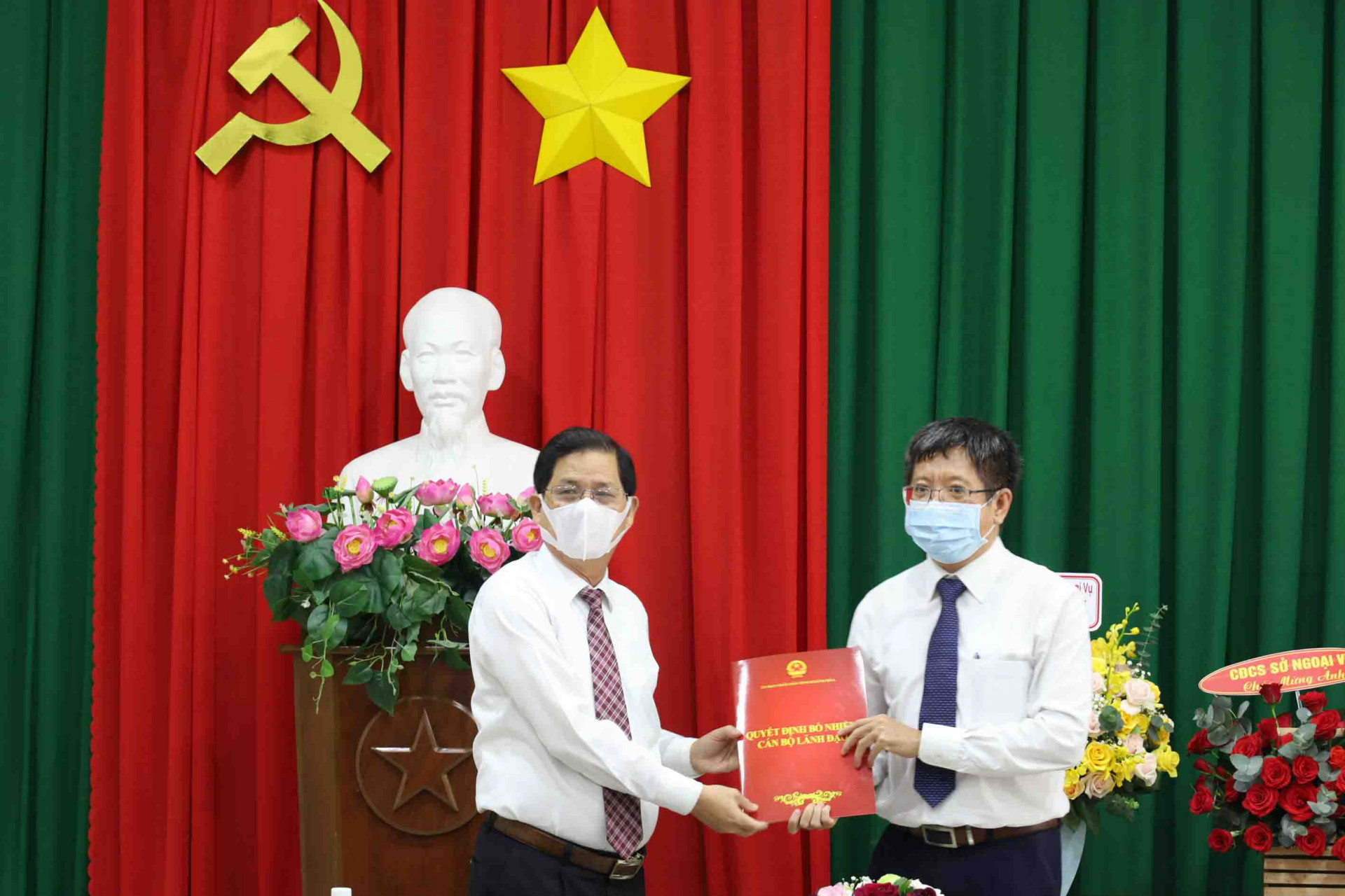 Ông Nguyễn Tấn Tuân trao quyết định bổ nhiệm cho ông Dương Nam Khánh.