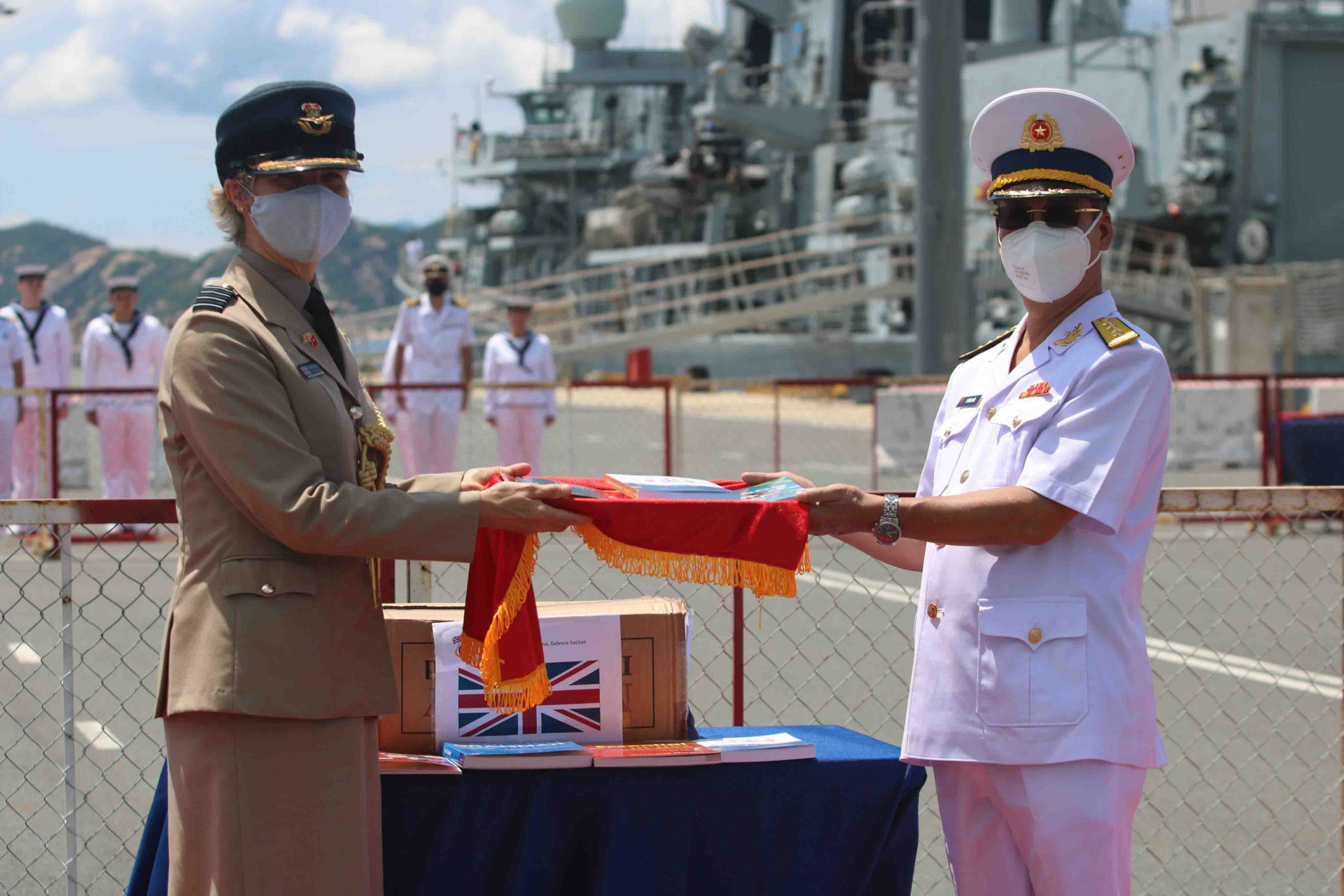 Tùy viên Quốc phòng Vương quốc Anh tại Việt Nam trao tặng tài liệu đào tạo tiếng Anh cho đại diện Học viện Hải quân. 