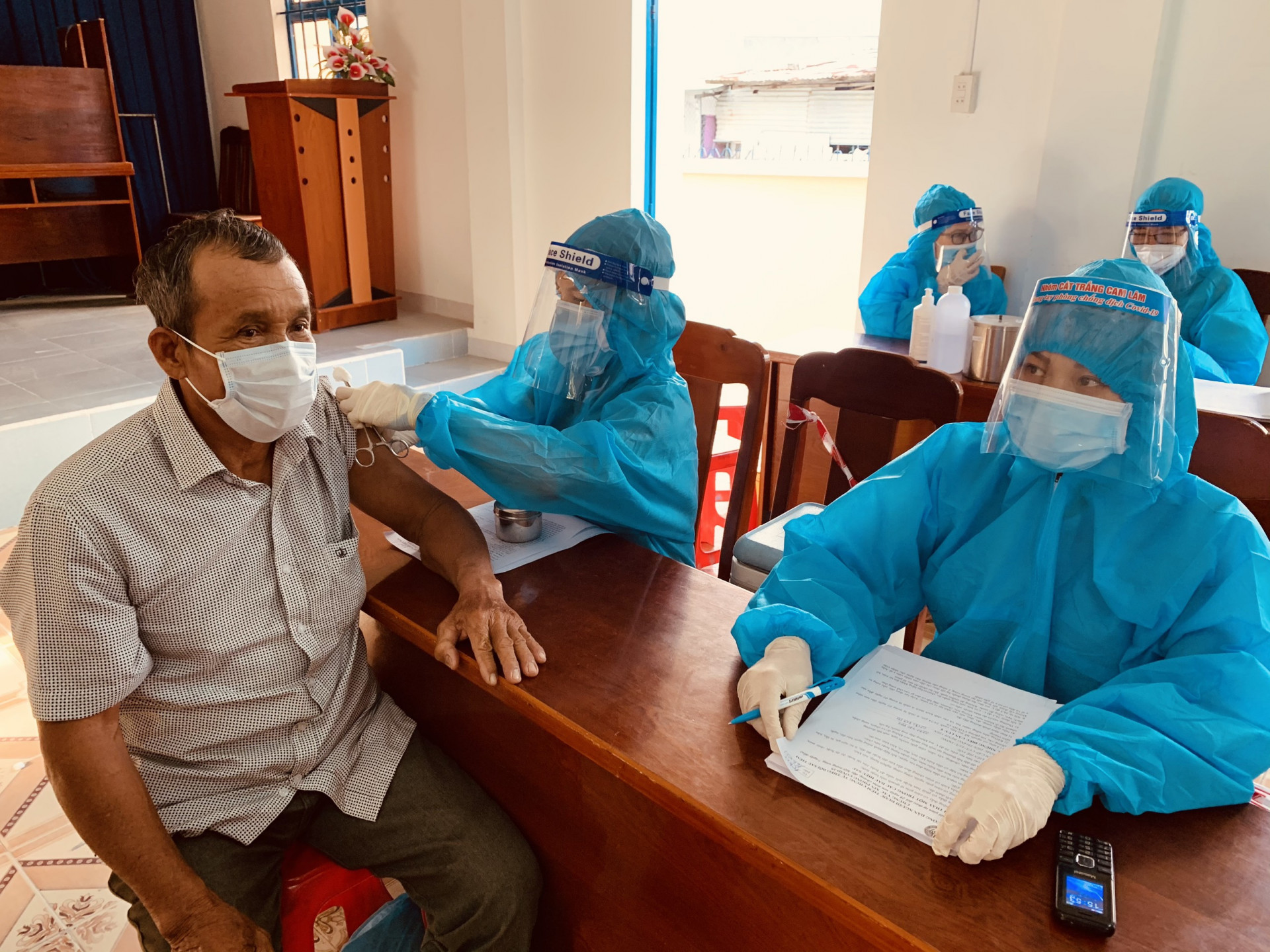 Người dân ở thị trấn Cam Đức, huyện Cam Lâm đi tiêm vắc xin