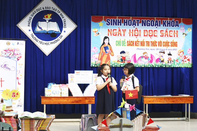 Học sinh Trường Tiểu học Phương Sài (TP. Nha Trang) tham gia hoạt động ngoại khóa tìm hiểu về sách. (Ảnh minh họa chụp tháng 4-2021). 