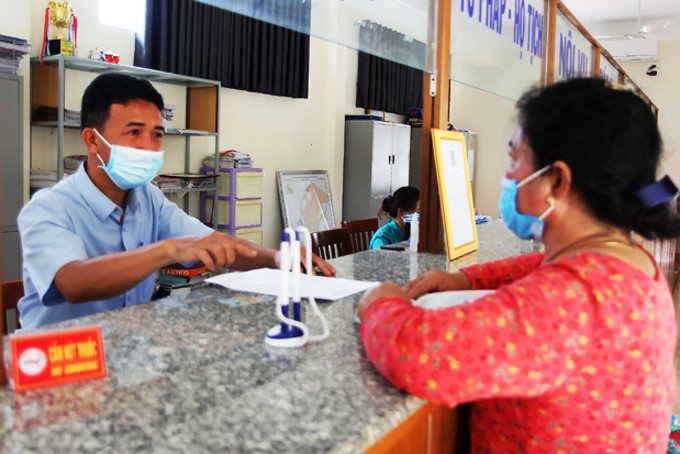 Công chức bộ phận một cửa UBND phường Ninh Hải hướng dẫn thủ tục cho người dân.