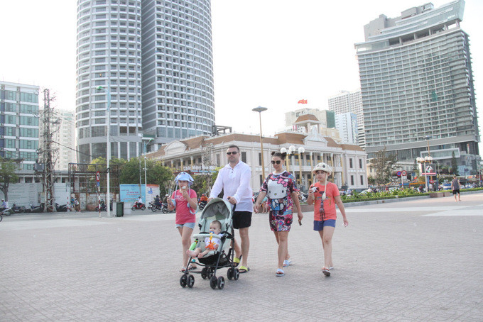 Một gia đình khách Nga đang đi dạo ở Quảng trường 2-4 TP. Nha Trang (ảnh chụp trước khi dịch Covid-19 bùng phát)