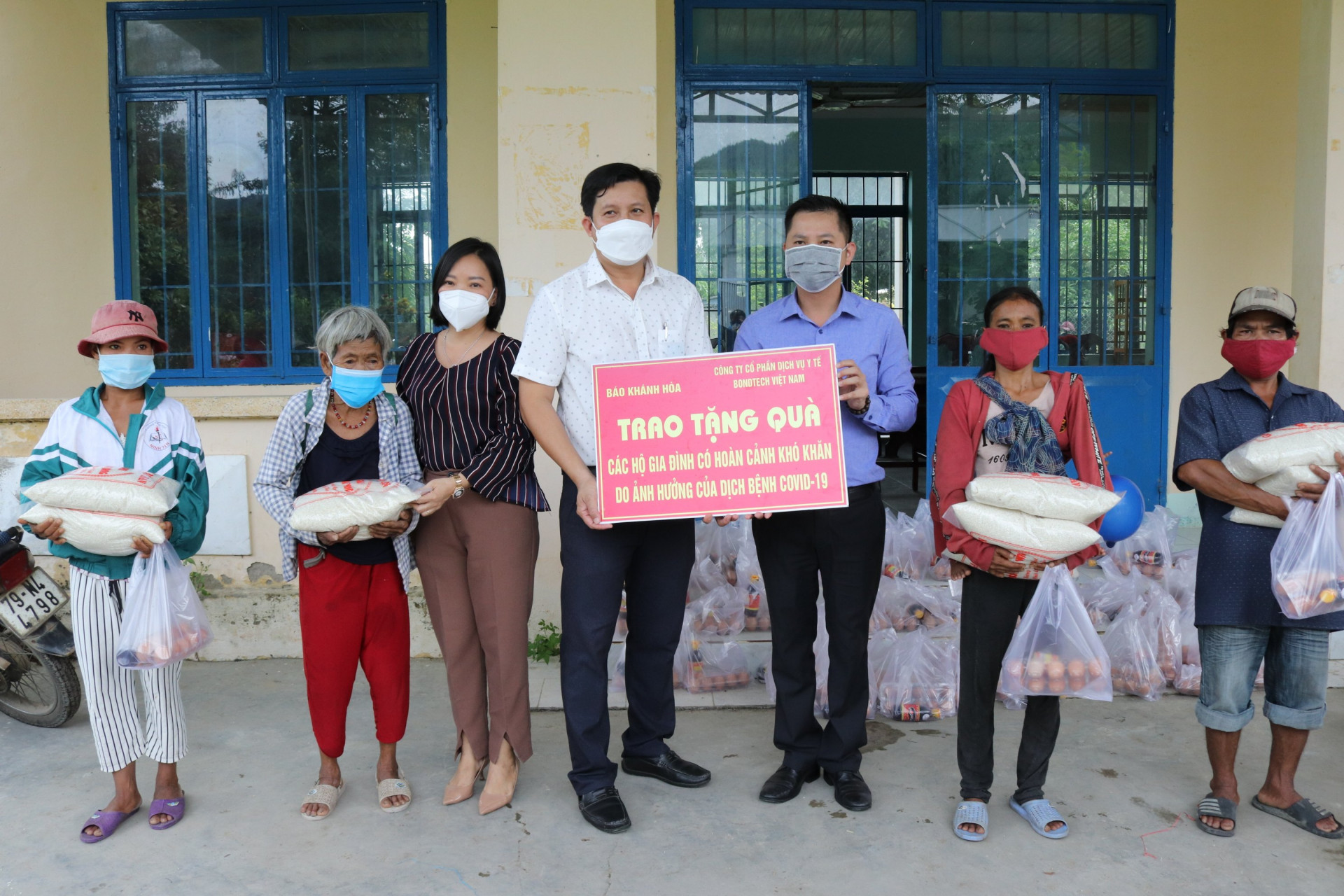 Báo Khánh Hòa phối hợp với Công ty Cổ phần Dịch vụ Y tế Bondtech Việt Nam tặng quà cho người dân hoàn cảnh khó khăn tại xã Ninh Tân.