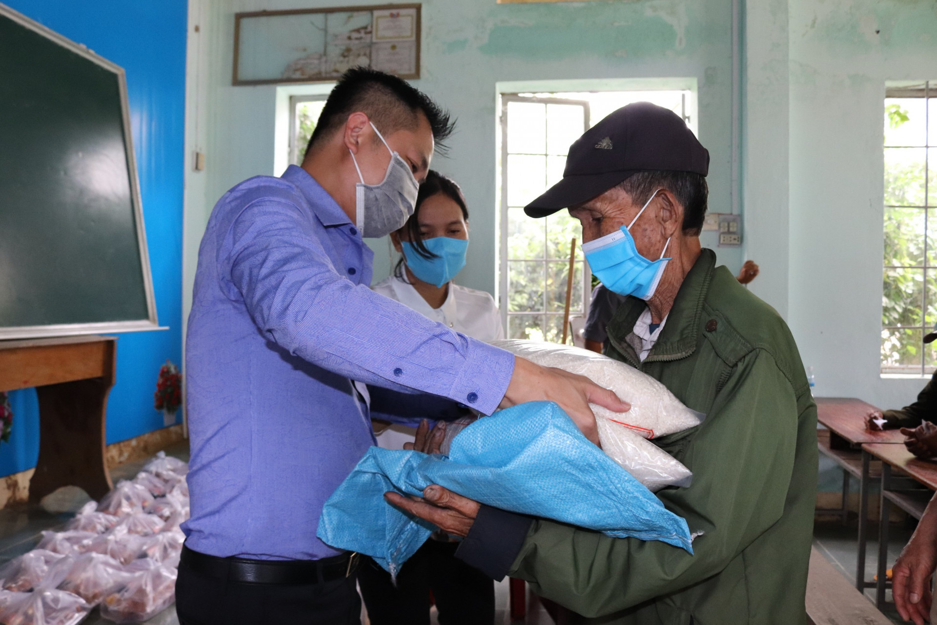 Ông Huỳnh Đức Hoà – Tổng giám đốc Công ty Cổ phần Dịch vụ Y tế Bondtech Việt Nam trao tặng quà cho người dân hoàn cảnh khó khăn tại xã Ninh Tây.