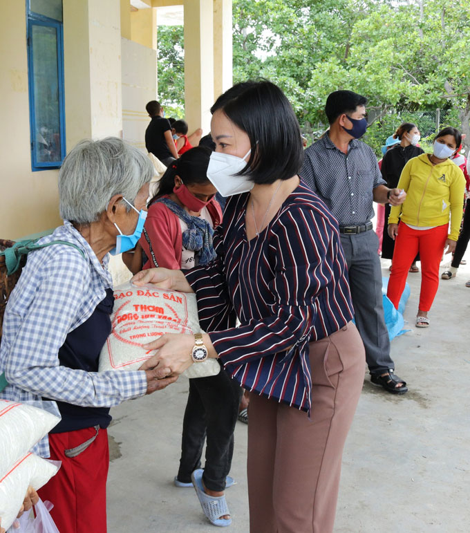 Bà Thái Thị Lệ Hằng - Phó Tổng Biên tập Báo Khánh Hòa trao tặng quà cho người dân hoàn cảnh khó khăn tại xã Ninh Tân.