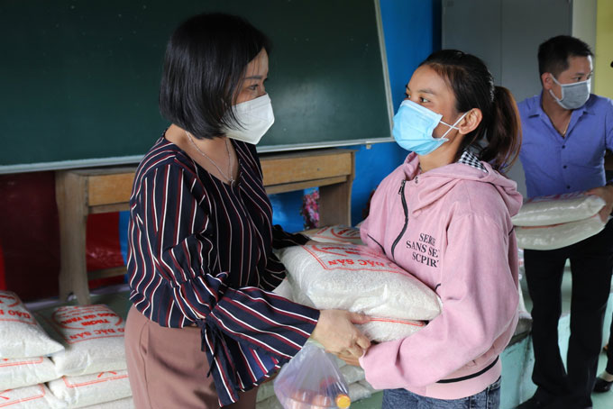 Bà Thái Thị Lệ Hằng - Phó Tổng Biên tập Báo Khánh Hòa trao tặng quà cho người dân hoàn cảnh khó khăn tại xã Ninh Tây.