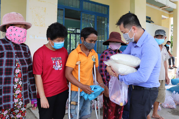 Ông Huỳnh Đức Hòa - Tổng giám đốc Công ty Cổ phần Dịch vụ Y tế Bondtech Việt Nam trao quà cho người dân hoàn cảnh khó khăn tại xã Ninh Tân.