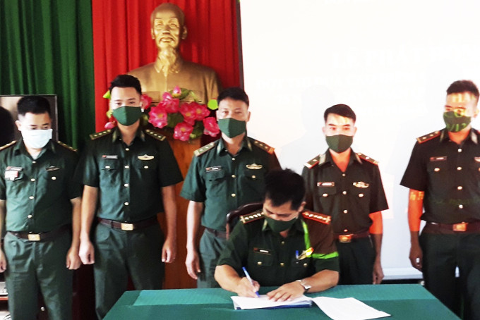 Đại diện các đội của Đồn Biên phòng Cam Ranh ký kết giao ước thi đua.