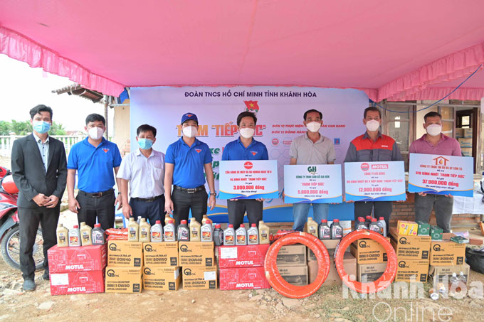 Sửa xe miễn phí, tiếp sức người dân trên đường về quê