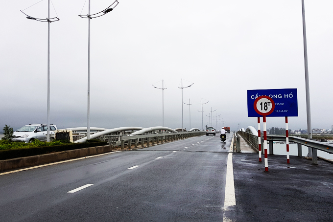 Khôi phục biển báo hạn chế trọng tải toàn bộ xe 18 tấn qua cầu Long Hồ