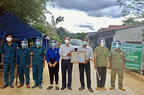 Trao bằng khen cho 2 thôn giữ vững vùng an toàn trong phòng, chống dịch Covid-19 tại Khánh Vĩnh