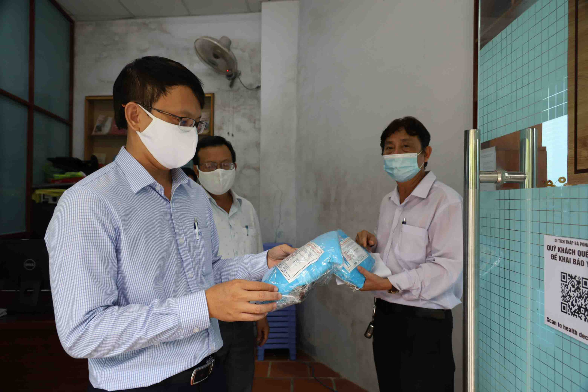 Ông Nguyễn Thanh Hà kiểm tra nơi dự phòng cách ly y tế ở khu di tích Tháp Bà Ponagar. 