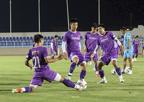 Các cầu thủ tuyển Việt Nam chuẩn bị cho trận đấu trước Oman (Nguồn: VFF)