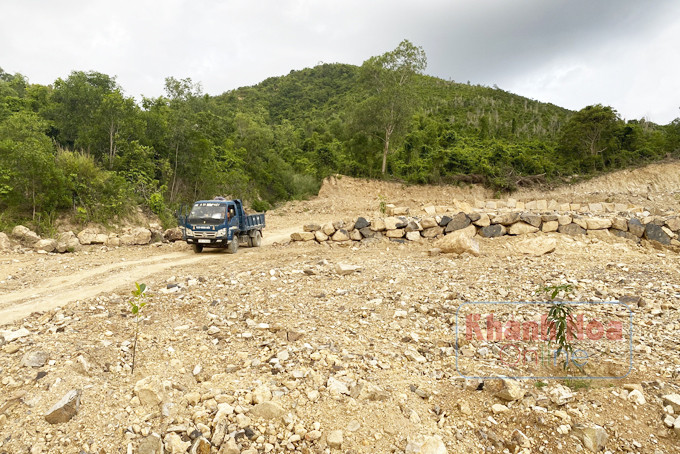 Xe tải chở đất  rời khu vực đất rừng  ở thôn Phước Lợi vào chiều ngày 11-10.