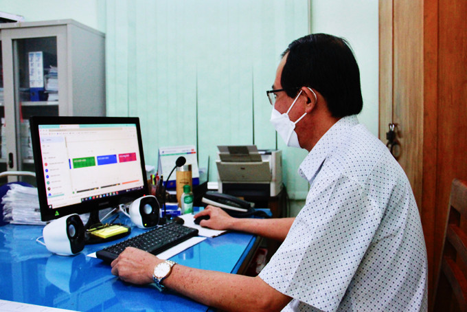 Thầy Huỳnh Vĩnh Khang dự giờ một lớp học trực tuyến. 