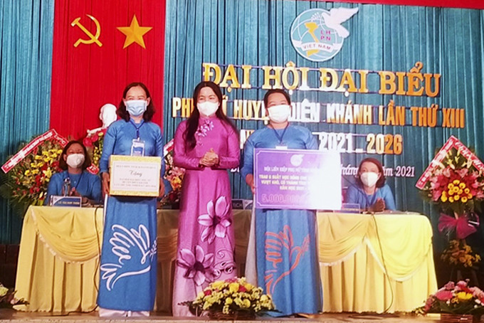  Lãnh đạo Hội Liên hiệp Phụ nữ tỉnh trao bảng tượng trưng tặng học bổng.