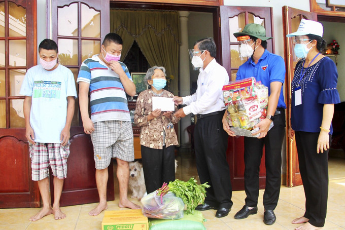 Ông Trần Ngọc Thanh trao quà cho người dân tại TP. Nha Trang.