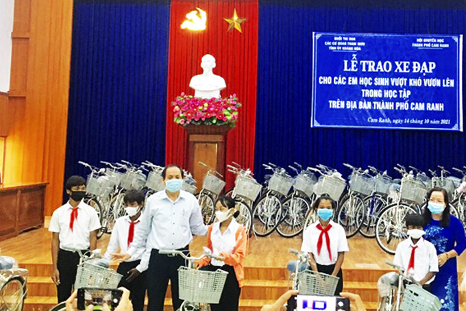  Đại diện Khối thi đua tặng xe đạp cho học sinh.