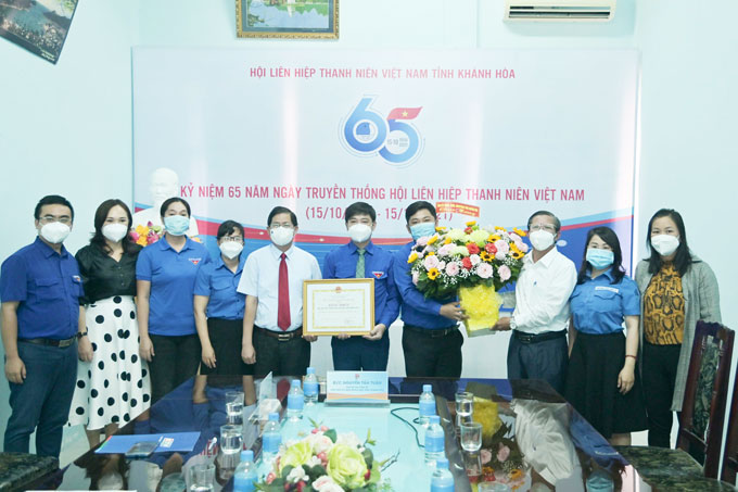 Ông Nguyễn Tấn Tuân và ông Trần Ngọc Thanh tặng hoa, bằng khen cho Hội Liên hiệp Thanh niên Việt Nam tỉnh.