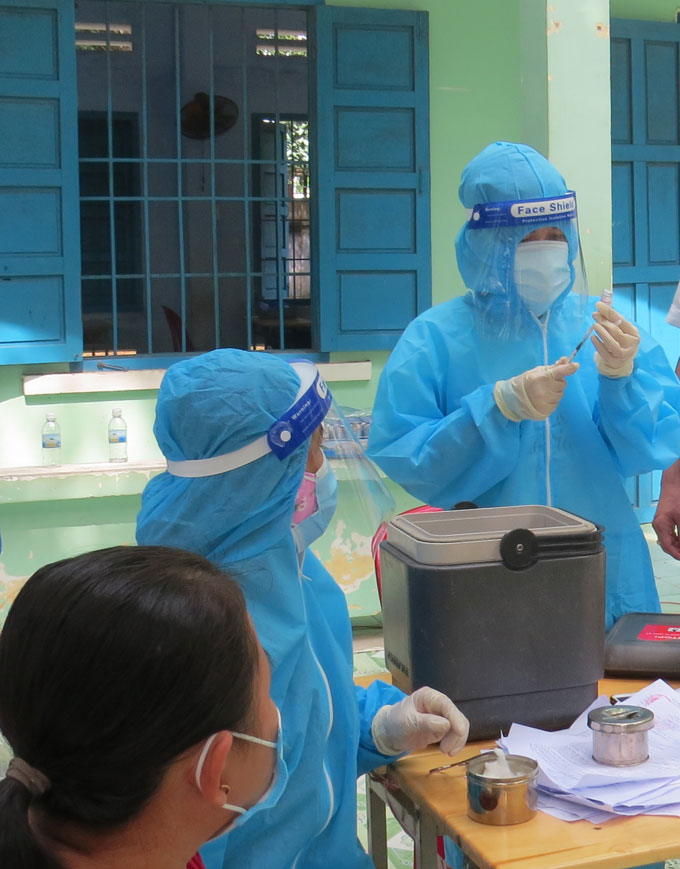 Tiêm vắc xin cho người dân ở TP. Cam Ranh
