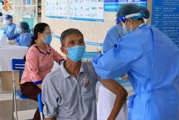 Người dân Nha Trang tiêm vắc xin phòng Covid-19