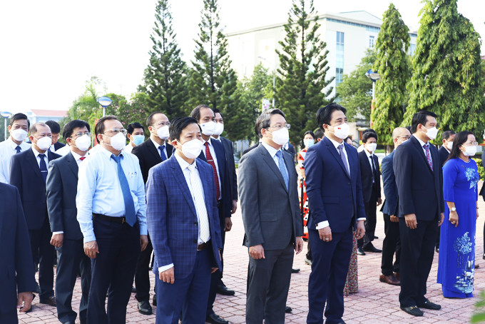 Các đồng chí lãnh đạo tỉnh dự lễ dâng hương, dâng hoa  tại Tượng đài Bác Hồ ở TP. Cam Ranh.