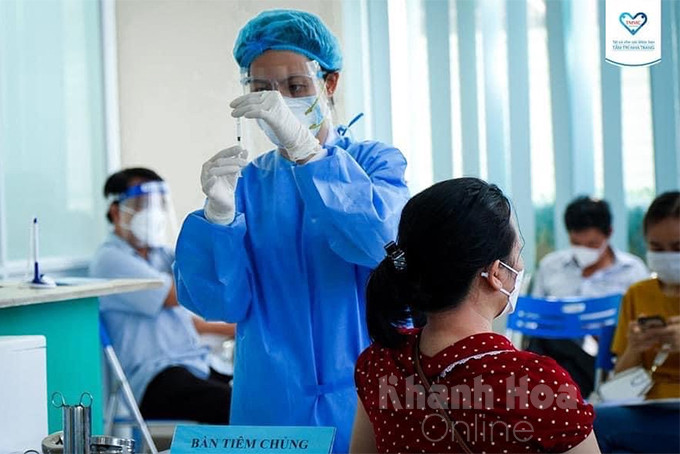 Tiêm vắc xin cho người dân ở tỉnh Khánh Hòa