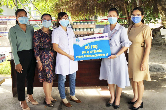 Hội Liên hiệp Phụ nữ huyện Cam Lâm hỗ trợ nhu yếu phẩm  cho lực lượng tuyến đầu chống dịch.