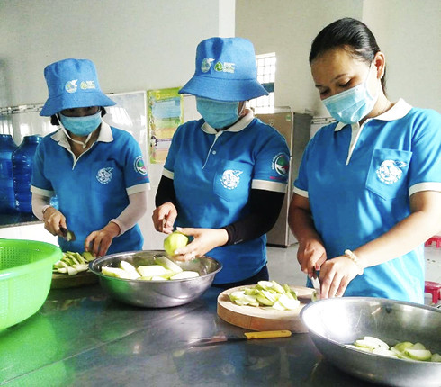 Hội viên Hội Liên hiệp Phụ nữ huyện Khánh Sơn nấu ăn tại các bếp ăn khu cách ly tập trung.